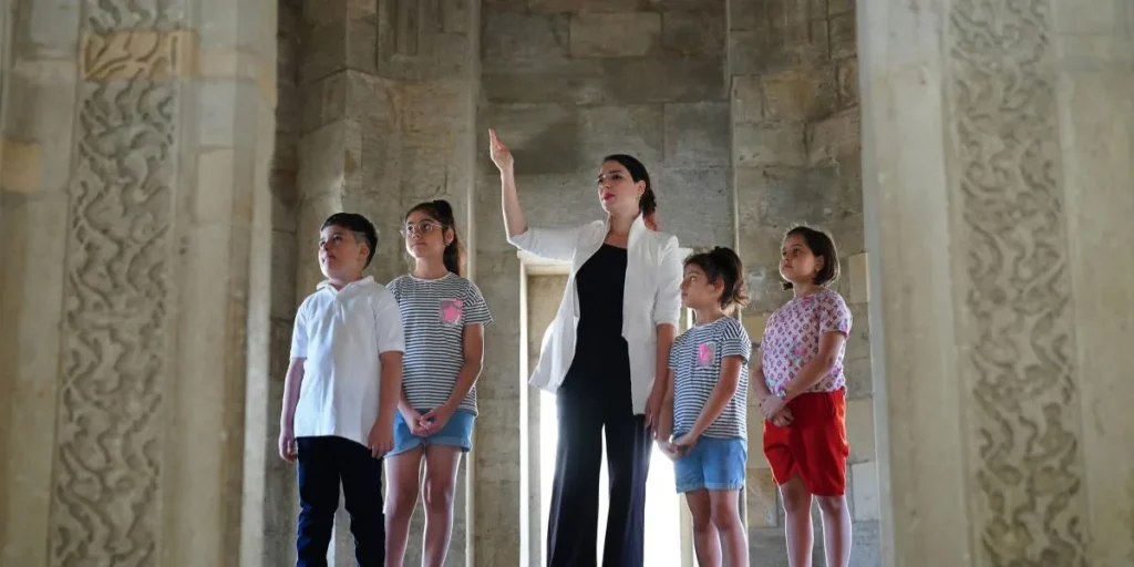 Local-Tour-Guide-Zero-investment-business